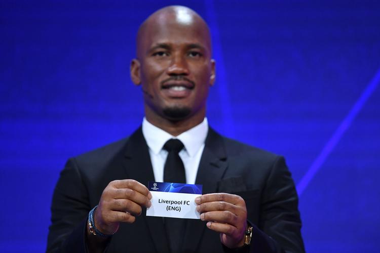 Torsdagens lodtrækning havde deltagelse af nu 42-årige Didier Drogba, der har spillet for to tidligere vindere af Champions League,  Marseille og Chelsea. I 2012 vandt Chelsea over Bayern München i en finale, hvor Drogba udlignede og scorede på det afgørende forsøg i straffesparkskonkurrencen. Foto: Harold Cunningham/Ritzau Scanpix