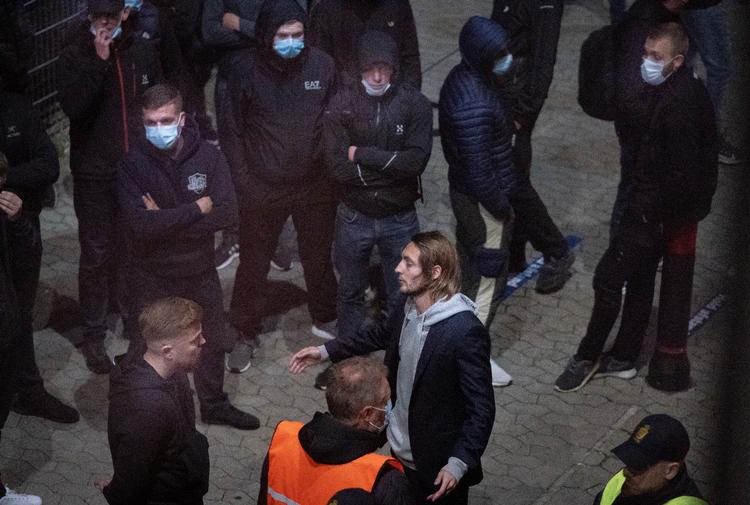 Rasmus Falk deltog ikke i torsdagens kamp grundet en skade, men gik alligevel forrest i forsøget på at berolige FCK-fansene. Foto: Liselotte Sabroe/Ritzau Scanpix