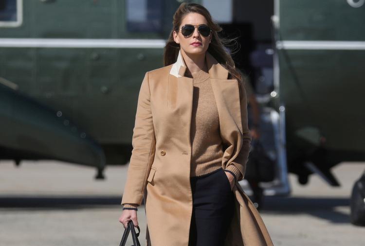 Hope Hicks, der her ses på Joint Base Andrews, hvorfra hun sammen med præsident Donald Trump fløj med Air Force One til Minnesota onsdag, er tidligere kommunikationsdirektør i Det Hvide Hus, hvortil hun vendte tilbage i en rolle som rådgiver tidligere på året efter at have arbejdet for Fox Corporation. Foto: Leah Millis/Ritzau Scanpix
