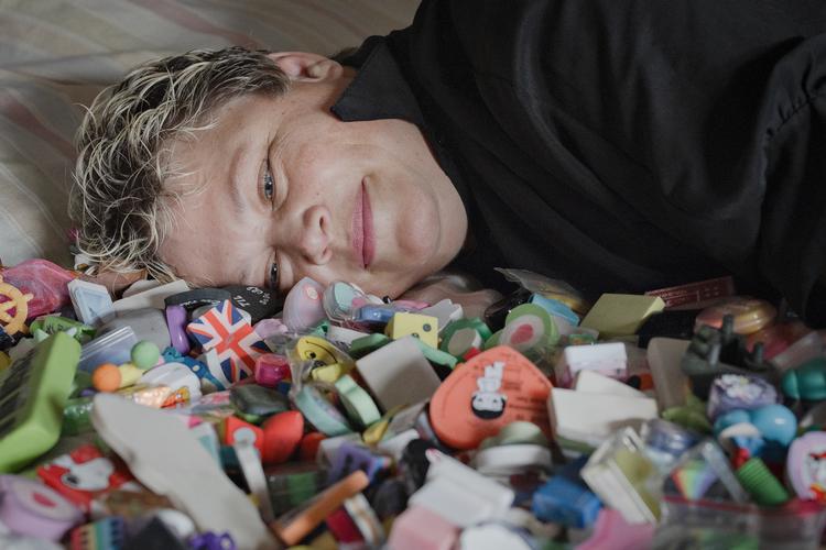 Stine Sisse Hansen går altid ind i sit viskelæderværelse, hvis noget går hende på. Så kigger hun på farverne og får ordnet tankerne og verdenssituationen inde i hovedet.  Foto: Marius Renner/POLFOTO