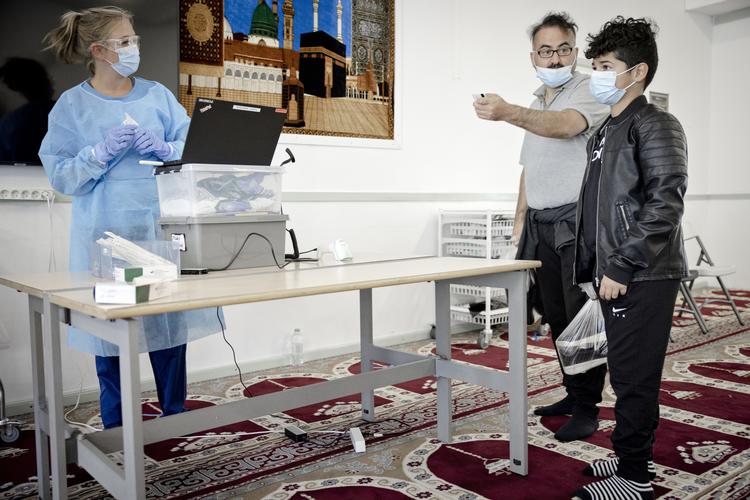 Danskere med ikkevestlig baggrund er overrepræsenteret i statistikken over smittede. Derfor har man blandt andet midlertidigt oprettet et testcenter i for eksempel moskeer som her i Ishøj. Arkivfoto Valdemar Ren