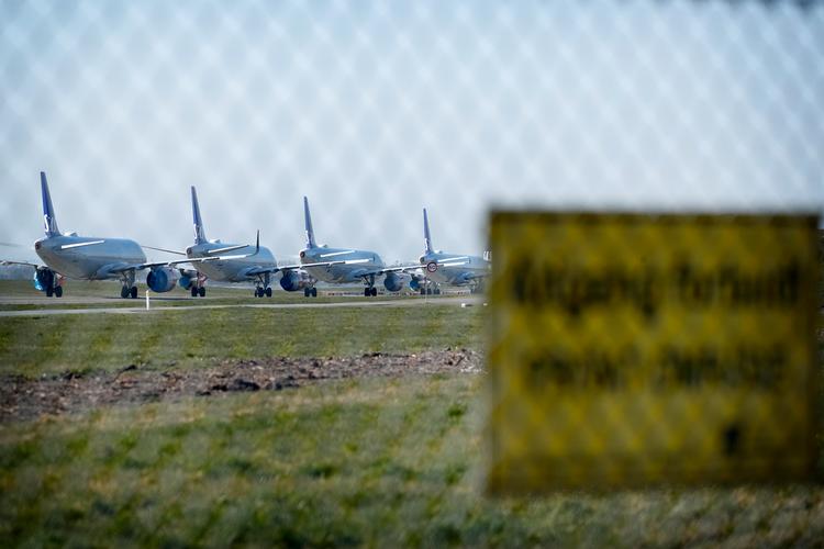Fly holder stille og flyselskaberne skylder deres kunder penge efter at de rejser, kunderne havde købt, blev aflyst. Det har medført, at mange selskaber ikke har levet op til passagerernes forbrugerrettigheder. Foto: Jens Dresling/POLFOTO