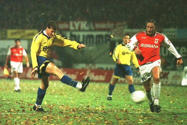 I en 4-1-sejr i 1997 scorede Ebbe alle Brøndby-mål, mens især Vejles forsvarer Klaus Eskildsen havde en tung dag.  Foto: Viggo Landau/Landau Viggo