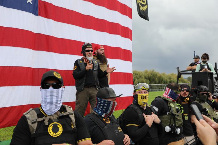 Den højreradikale gruppe Proud Boys har ifølge estimater fra non-profit organisationen Sourthern Poverty Law Center omkring 6.000 medlemmer. Trump tager nu afstand fra dem, efter at han under den første præsidentdebat bad dem om at 'trække sig tilbage og stå klar'. Foto: Jens Lenler
