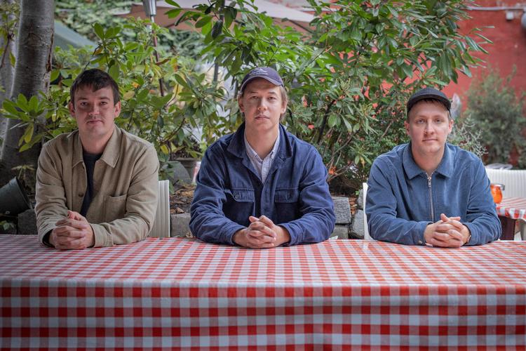 Jungs danske tekster og 80'er-lyd er blevet sammenlignet med TV-2 og Dodo and the Dodos. Bandet er her fotograferet i Tove Ditlevsens Mindehave på Vesterbro i København tæt på deres studie. Foto: Marius Renner/POLFOTO