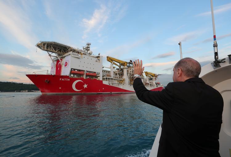 Tyrkiets præsident Recep Tayeb Erdogan ønsker god tur til et olieboreskib - som siden har provokeret Grækenland og EU ved at bore efter olie i omstridt farvand i det østlige Middelhav.  Foto: Presidential Press Office/Ritzau Scanpix