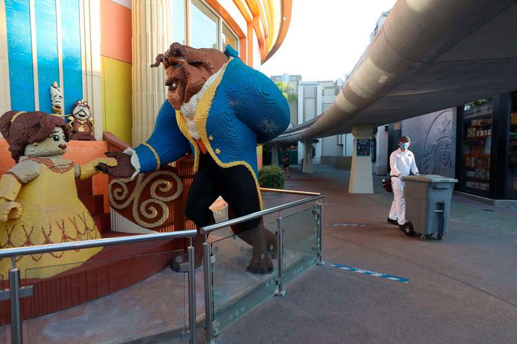     Disney har fyret 28.000 på grund af coronakrisen. Her er en medarbejder udenfor koncernens Lego-butik i Californien. Foto: Mario Tama/Ritzau Scanpix