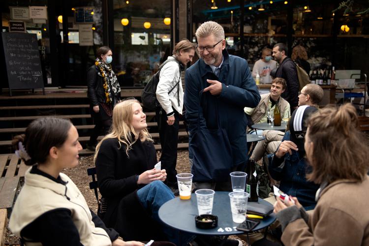 Overborgmester Frank Jensen var i Nørrebroparken for at tale corona-forsigtighed med unge. Foto: Annika Byrde/POLFOTO