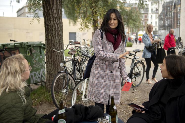 Flere københavnske borgmestre var på gaden i går for at tale med unge mennesker om piratfester i en coronatid. Her er det Mia Nyegaard, der deler ud af håndsprit.  Foto: Annika Byrde/POLFOTO