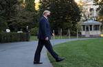 Donald Trump på vej til helikopteren, som har fløjet ham på Walter Reed Hospitalet.  Foto: Leah Millis/Ritzau Scanpix