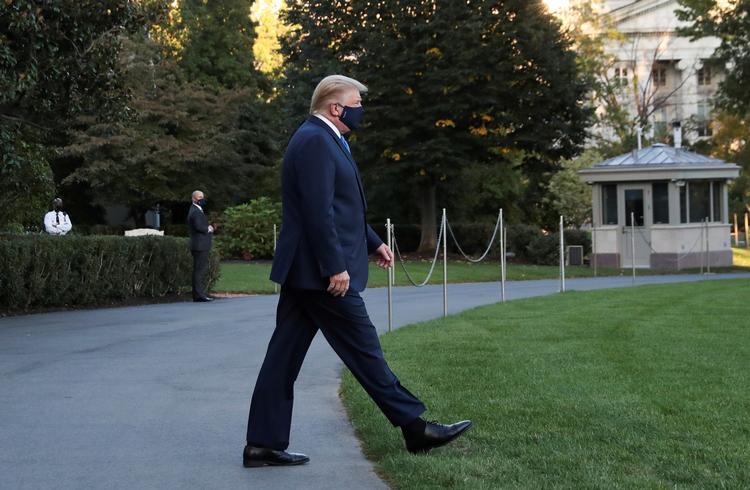 Donald Trump på vej til helikopteren, som har fløjet ham på Walter Reed Hospitalet.  Foto: Leah Millis/Ritzau Scanpix