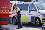 Politi og brandvæsen arbejder på Hold-Anvej i Ballerup efter et knivstikkeriet.   Foto: Jens Dresling/POLFOTO