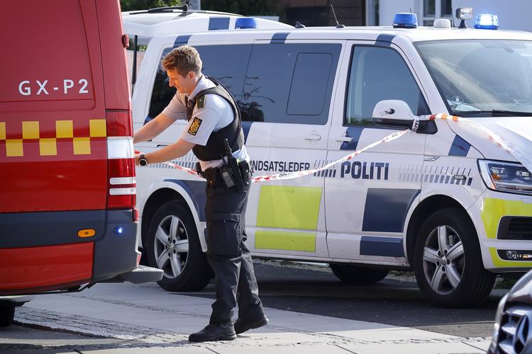 Politi og brandvæsen arbejder på Hold-Anvej i Ballerup efter et knivstikkeriet.   Foto: Jens Dresling/POLFOTO