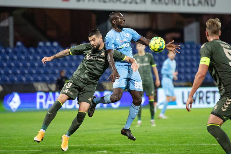 Havde Randers-angriberen  Al-Hadji Kamara scoret i denne situation i fredags mod Brøndby, havde VAR nok skredet ind. 

 Foto: Bo Amstrup/Ritzau Scanpix
