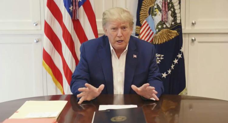 Præsident Donald Trump udsendte natten til søndag en videohilsen fra hospitalet Walter Reed i Maryland, hvor han har været indlagt siden fredag. Foto: The White House/Ritzau Scanpix