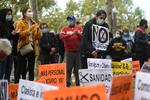    Borgere i bydelen Vallecas demonstrerede søndag mod regler, som forhindrer borgerne i Madrid-regionen mod at bevæge sig frit mellem kommunerne med enkelte undtagelser. Antallet af smittede per 100 indbyggere i Spanien er det højeste i Europa, og hovedparten af de smittede er koncentreret i o omkring Madrid.   Foto: Pierre-philippe Marcou/Ritzau Scanpix
