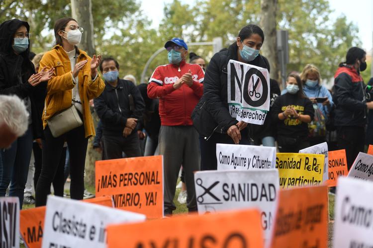    Borgere i bydelen Vallecas demonstrerede søndag mod regler, som forhindrer borgerne i Madrid-regionen mod at bevæge sig frit mellem kommunerne med enkelte undtagelser. Antallet af smittede per 100 indbyggere i Spanien er det højeste i Europa, og hovedparten af de smittede er koncentreret i o omkring Madrid.   Foto: Pierre-philippe Marcou/Ritzau Scanpix