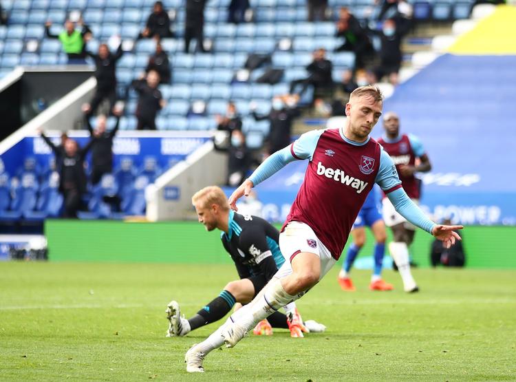 West Hams Jarrod Bowen har scoret til 3-0 mod Leicester, og Kasper Schmeichel ærgrer sig baggrunden. Foto: Marc Atkins/Ritzau Scanpix