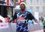 Etiopiens Shura Kitata tog sejren ved søndagens London Marathon, der blev afviklet uden de sædvanlige motionsløbere og publikum grundet coronakrisen.   Foto: Richard Heathcote/Ritzau Scanpix