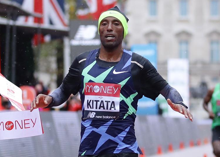 Etiopiens Shura Kitata tog sejren ved søndagens London Marathon, der blev afviklet uden de sædvanlige motionsløbere og publikum grundet coronakrisen.   Foto: Richard Heathcote/Ritzau Scanpix