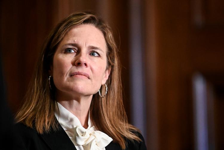 Amy Coney Barrett, præsident Donald Trumps kandidat til ny højesteretsdommer, er nu afhængig af, at mindst to af de tre sygemeldte senatorer når at komme sig inden afstemningen.  Foto: Erin Scott/Ritzau Scanpix
