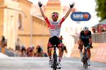 Diego Ulissi satte blandt andre Peter Sagan (i baggrunden) på plads søndag ved afslutningen af 2. etape af Giro d'Italia. Foto: Luca Bettini/Ritzau Scanpix