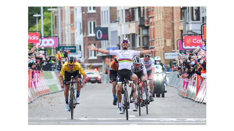 Mens alt endnu var fryd og gammen for Julian Alaphilippe, inden han erfarede, at Primoz Roglic (tv.) faktisk havde passeret ham på stregen, og inden han blev deklasseret. Foto: A.S.O./Gautier Demouveaux. 