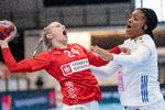 Danmarks Mia Rej Bidstrup i kamp med Frankrigs Pauletta Foppa under søndagens Golden League-kamp, der blev tabt. Foto: Bo Amstrup/Ritzau Scanpix