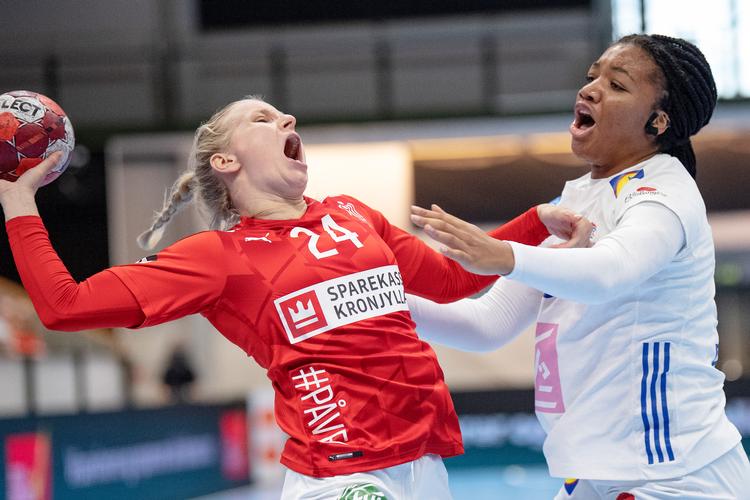 Danmarks Mia Rej Bidstrup i kamp med Frankrigs Pauletta Foppa under søndagens Golden League-kamp, der blev tabt. Foto: Bo Amstrup/Ritzau Scanpix