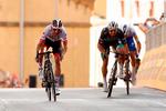 Diego Ulissi (tv) spurter sig til sejren foran Peter Sagan, mens Mikkel Frølich Honoré ikke helt kan byde de to rutinerede rivaler trods.
 Foto: Luca Bettini/Ritzau Scanpix