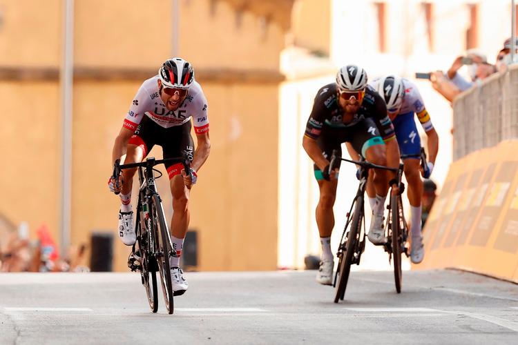 Diego Ulissi (tv) spurter sig til sejren foran Peter Sagan, mens Mikkel Frølich Honoré ikke helt kan byde de to rutinerede rivaler trods.
 Foto: Luca Bettini/Ritzau Scanpix