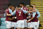 Ollie Watkins, nummer to fra venstre, som Aston Villa til denne sæson har købt i Brentford, leverede et hattrick i første halvleg mod Liverpool. Foto: Rui Vieira/Ritzau Scanpix