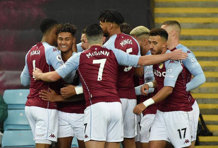 Ollie Watkins, nummer to fra venstre, som Aston Villa til denne sæson har købt i Brentford, leverede et hattrick i første halvleg mod Liverpool. Foto: Rui Vieira/Ritzau Scanpix