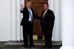 Donald Trump og New Jersey guvernør Chris Christie er begge blevet smittet med covid-19. Her er de fotograferet i torsdags på Trumps golfklub i Bedminister. Foto: Mike Segar/Ritzau Scanpix
