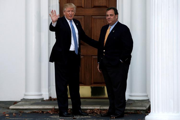 Donald Trump og New Jersey guvernør Chris Christie er begge blevet smittet med covid-19. Her er de fotograferet i torsdags på Trumps golfklub i Bedminister. Foto: Mike Segar/Ritzau Scanpix