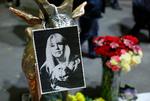 MIndesmærke. I løbet af weekenden blev der lagt blomster på det sted i det centrale Nisjnij Novgorod, hvor journalisten Irina Slavina fredag begik selvmord.
     Foto: Mikhail Solunin/Ritzau Scanpix