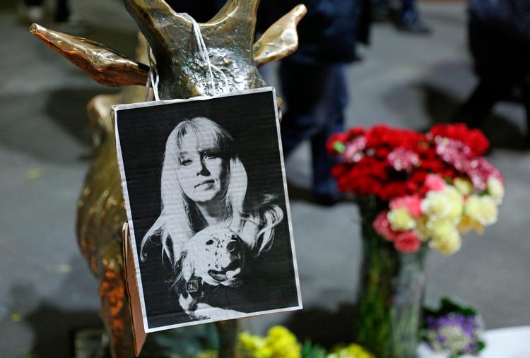 MIndesmærke. I løbet af weekenden blev der lagt blomster på det sted i det centrale Nisjnij Novgorod, hvor journalisten Irina Slavina fredag begik selvmord.
     Foto: Mikhail Solunin/Ritzau Scanpix