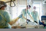 Politiken har fulgt de ansatte på blandt andre sygehuset i Køge. Her laver sosu-assistent Marc Jørgensen, genoptræningsøvelser og undersøgelser af en patient med covid-19. Foto: Mads Nissen/POLFOTO