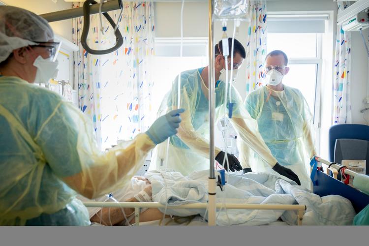 Politiken har fulgt de ansatte på blandt andre sygehuset i Køge. Her laver sosu-assistent Marc Jørgensen, genoptræningsøvelser og undersøgelser af en patient med covid-19. Foto: Mads Nissen/POLFOTO