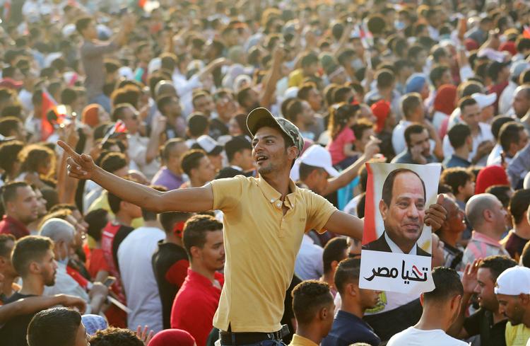 Tilhængere af den egyptiske magthaver, Præsident Abdel Tattah al-Sisi, demonstrerer i Kairo. Hans kritikere har forbud mod store demonstrationer. Foto: Mohamed Abd El Ghany/Ritzau Scanpix