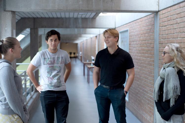 En gruppe elever på HTX i Helsingør snakker om seksualundervisning. »Det burde være normalt at snakke om sex, men mange synes, at det er ubehageligt«, siger Calvin Finnedal. Foto: Annika Byrde/POLFOTO