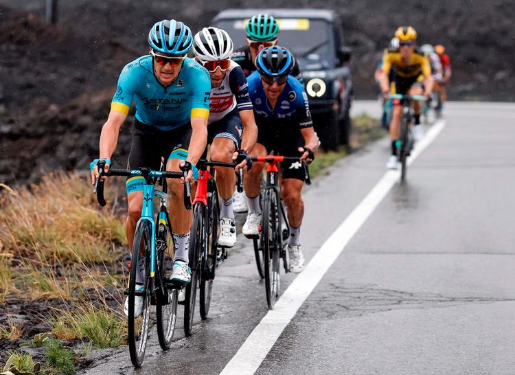 Jakob Fuglsang fører an op ad Etna med Vincenzo Nibali, Domenico Pozzovivo og Rafal Majka på hjul, mens Steven Kruijswijk forgæves kæmper for at få tilslutrning. Foto: Luca Bettini/Ritzau Scanpix