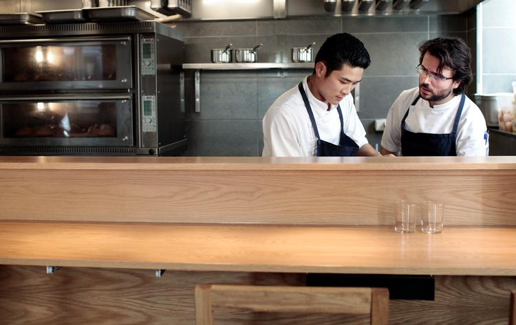 Kristian Baumann (tv.) var i 2010 med til at åbne Relæ med Christian Puglisi (th.), hvorefter han siden har stået i køkkenet på Noma samt startet den nu lukkede søsterrestaurant 108. Foto: Niels Hougaard/POLFOTO