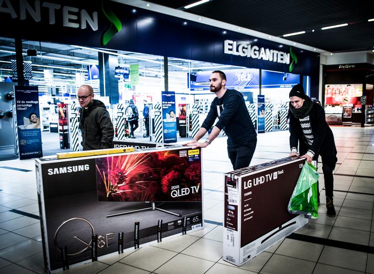 Shopping i Fields i København. 16 procent siger i ny undersøgelse, at de vil bruge feriepenge på elektronik. I den anden ende siger 48 procent, at de vil bruge feriepenge på forbedringer i boligen. Foto: Jonas Olufson