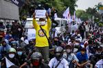 Demonstranter samledes mandag foran parlamentet i Indonesiens hovedstad, Jakarta, for at protestere mod forringelse af miljøet og lønmodtageres rettigheder. Foto: Antara Foto/Ritzau Scanpix