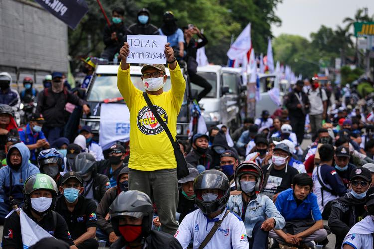Demonstranter samledes mandag foran parlamentet i Indonesiens hovedstad, Jakarta, for at protestere mod forringelse af miljøet og lønmodtageres rettigheder. Foto: Antara Foto/Ritzau Scanpix