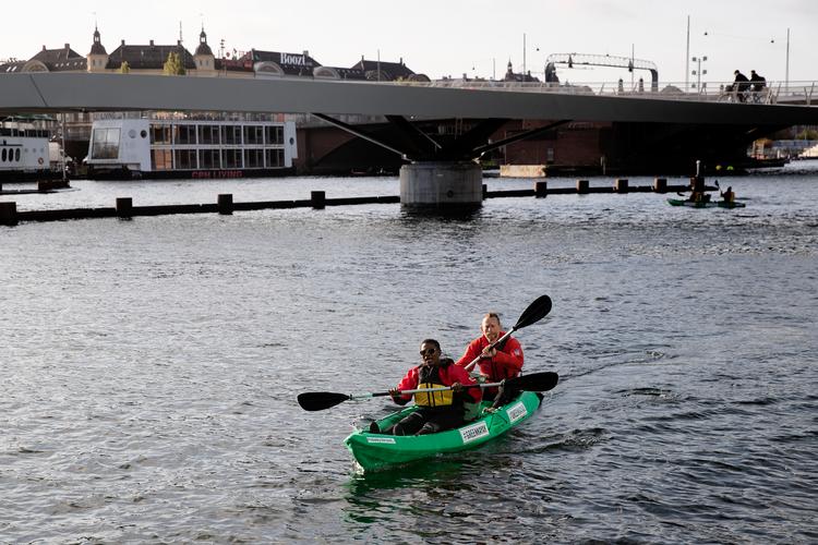 I København kan borgerne låne miljøkajakker, hvis de samler affald op fra vandet under roturen rundt i havnen. Nu vil politikerne begrænse spildevandsudslippene fra et planlagt rensningsanlæg i Sydhavnen. Arkivfoto. Foto: Peter Hove Olesen/POLFOTO