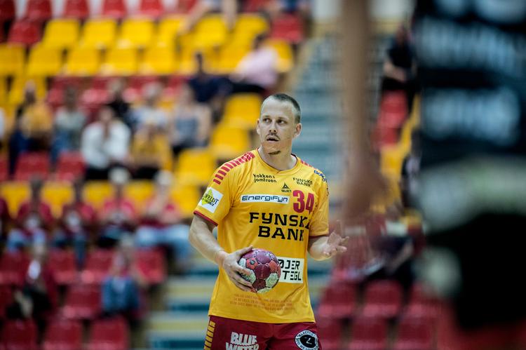 Morten Olsen har stillet op i kampe med smerter i hele kroppen, så det er svært at forestille sig, at han skulle melde afbud med kriller i halsen. Foto: Tim Kildeborg Jensen/Ritzau Scanpix