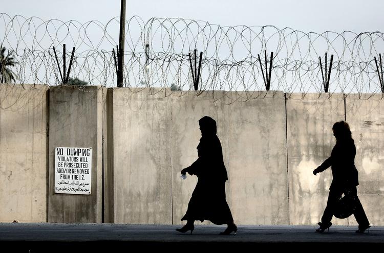 For mange var hverdagen i Bagdad bedre før Saddam Husseins krige, hans fald og de følgende krige. I 'Salon Bagdad' finder nogle af byens kvinder et fristed i bogens skønhedssalon, hvor de måske som det eneste sted lægger tørklædet og kan drømme og tale frit om et bedre liv.  Foto: Niels Hougaard/Ritzau Scanpix