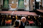 Måske er det Italien, du længes mod? Her er der udendørsservering i Venedig. Arkivfoto Joachim Adrian